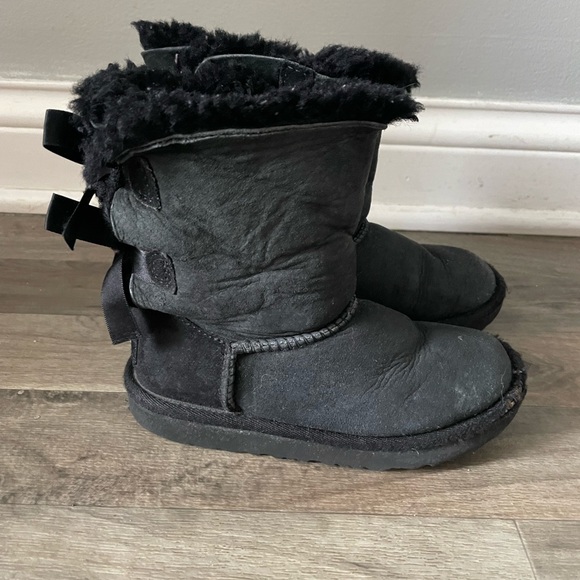 Girl’s Toddler Bailey Bow Black UGG Boots - Picture 4 of 11